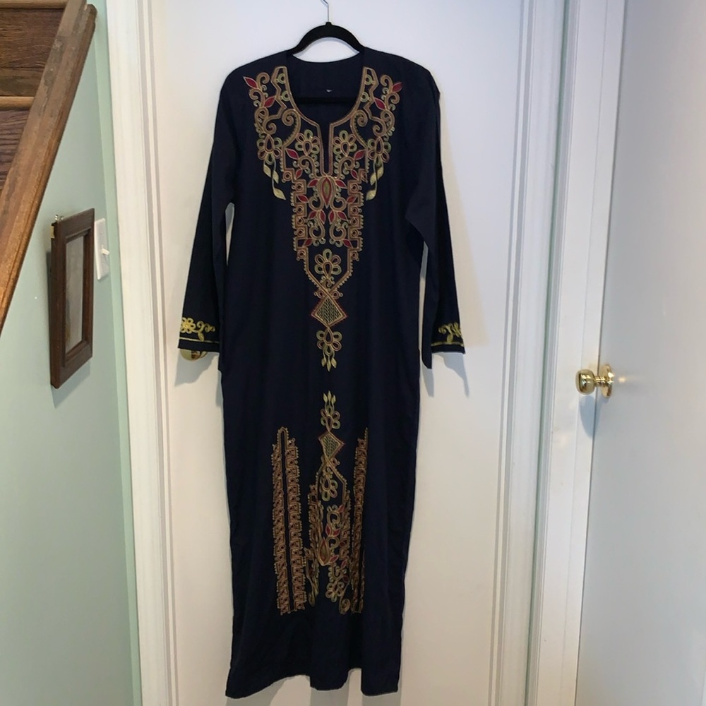 Gorgeous navy blue maxi kaftan with embroidered front and cuffs. GUC. Sz M/L.